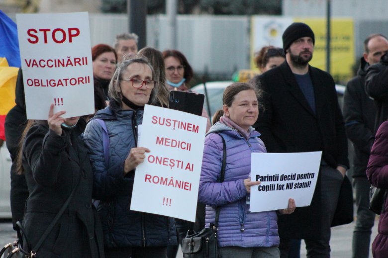 Az újabb korlátozások és a „kötelező” védőoltás ellen tüntettek Kolozsváron (képriport)