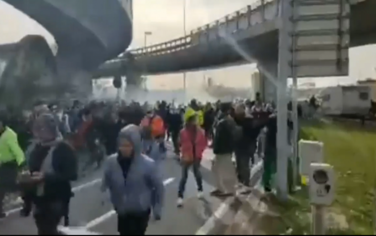 Vízágyúkkal oszlatták a védettségi kötelezettség ellen tüntetőket az olasz kikötőben