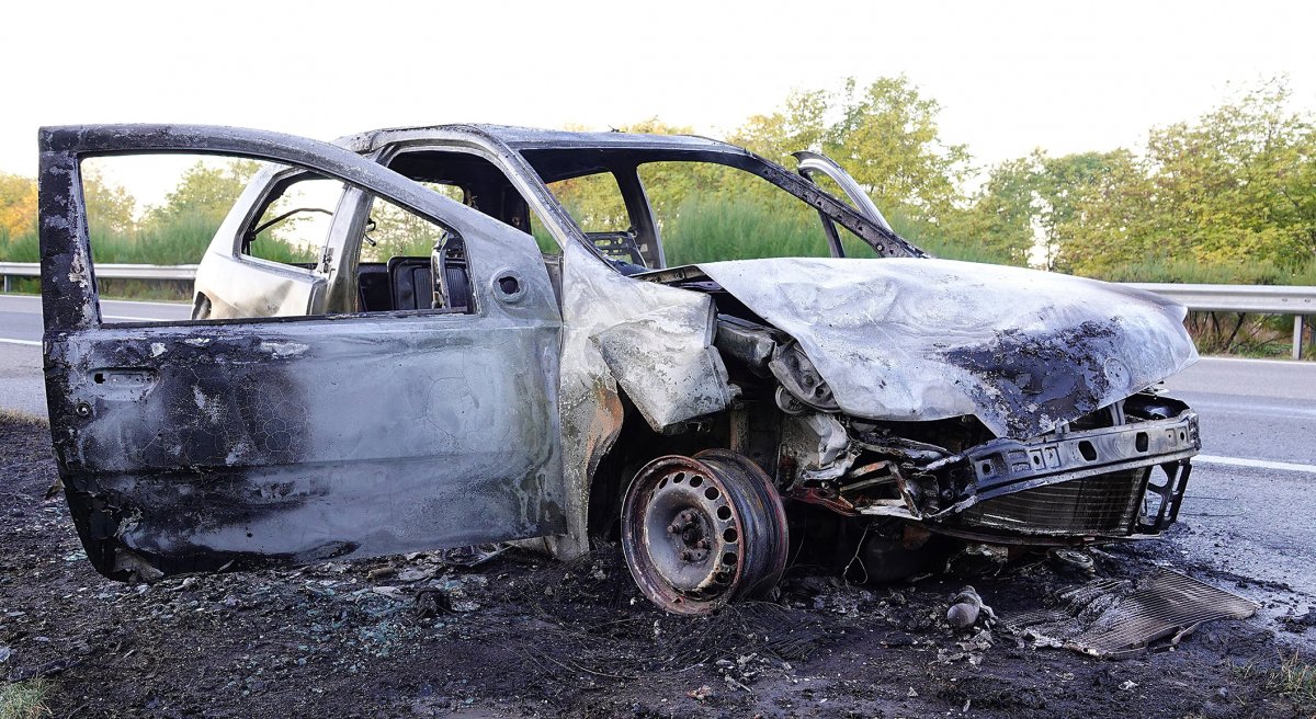 Teljesen kiégett a román autó a magyarországi baleset következtében