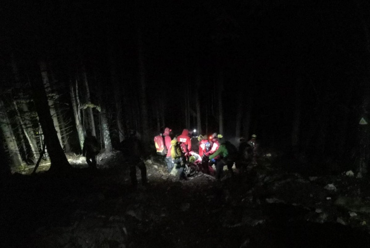 Szakadékba zuhant egy férfi a Bucsecs-hegységben, a mentőakció csaknem tizenöt órát tartott
