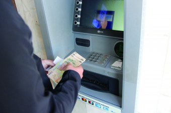 Egy kis pluszjövedelem: minimálbér- és nyugdíjemeléssel indult az új év Romániában, a közszférában is nőnek egyes fizetések
