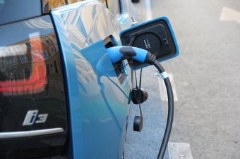 Románia egy „kis késéssel” fog átállni az elektromos járművekre egy friss jelentés szerint