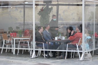 Hosszabbított program: éjfélig kocsmázhatnak a beoltottak Kolozsváron