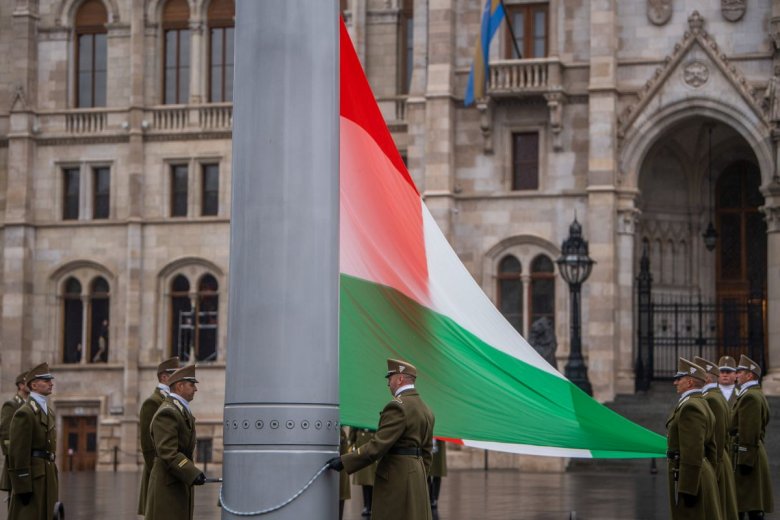 Félárbócon a nemzeti lobogó a budapesti Parlament előtt: az '56-os forradalom áldozataira emlékeznek