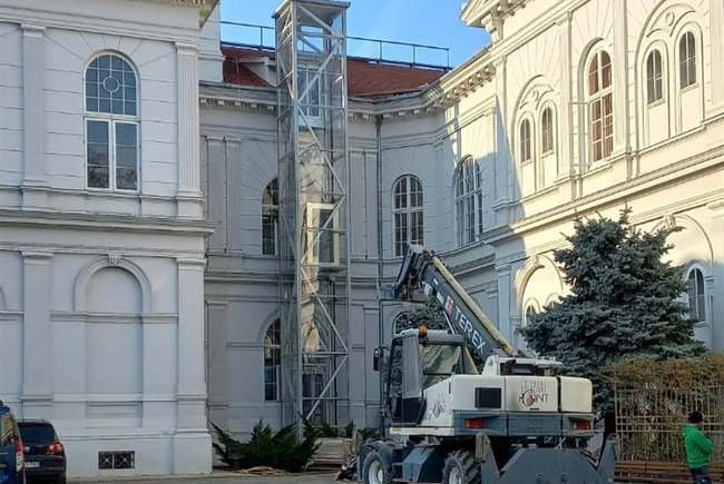 Tizenkét métert zuhant az aradi városháza felújításán dolgozó munkás