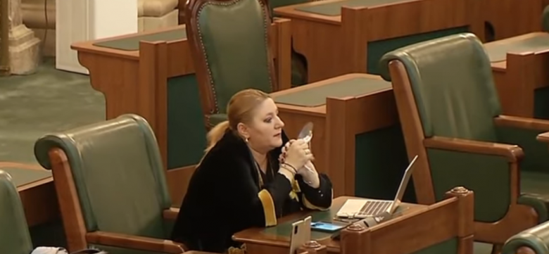 Nem viselt maszkot Diana Şoşoacă a parlamentben, egy szenátortársa feljelentést tesz