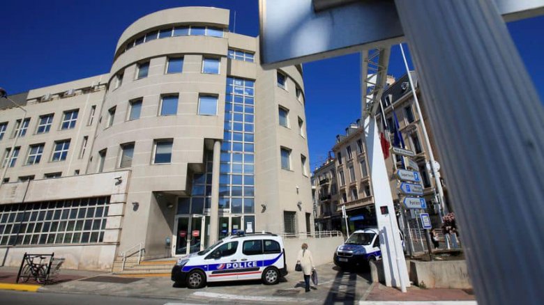 Mellkason szúrt egy rendőrt egy algériai férfi Franciaországban, lelőtték