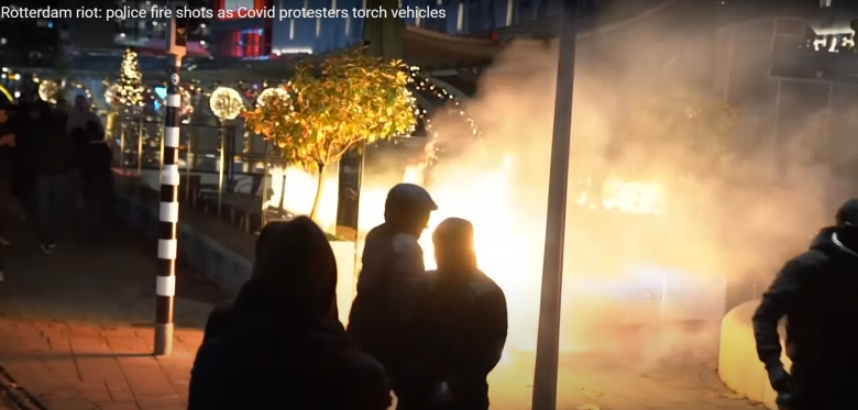 Rendőrök életveszélyben: rálőttek a korlátozások elleni tüntetőkre Rotterdamban