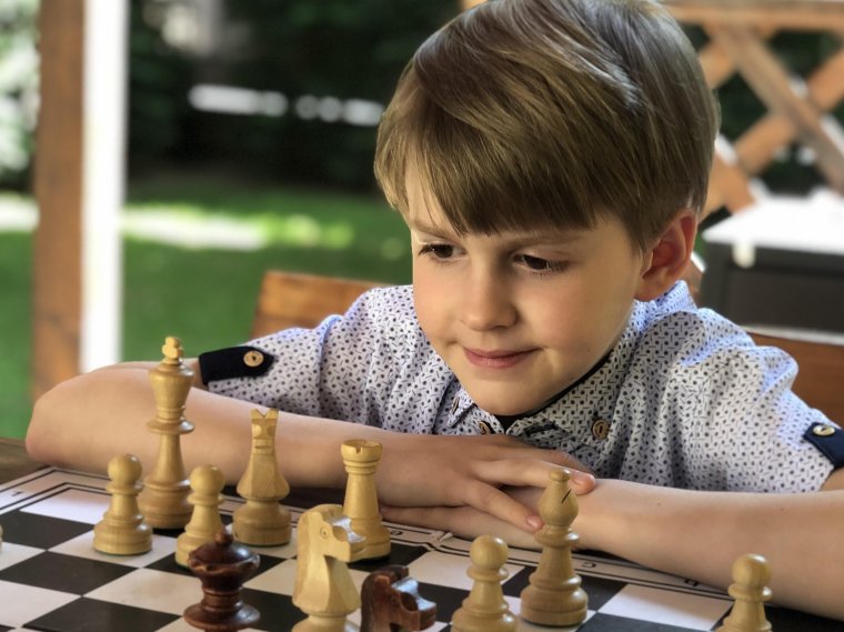 Hétévesen Európa legjobbjai között: sakklépések nagymestere a szatmári Kovács Balázs