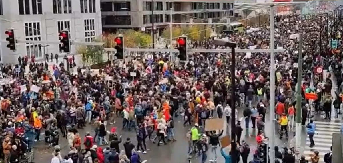 Ezrek tiltakoznak Brüsszel utcáin a megszorító intézkedések ellen