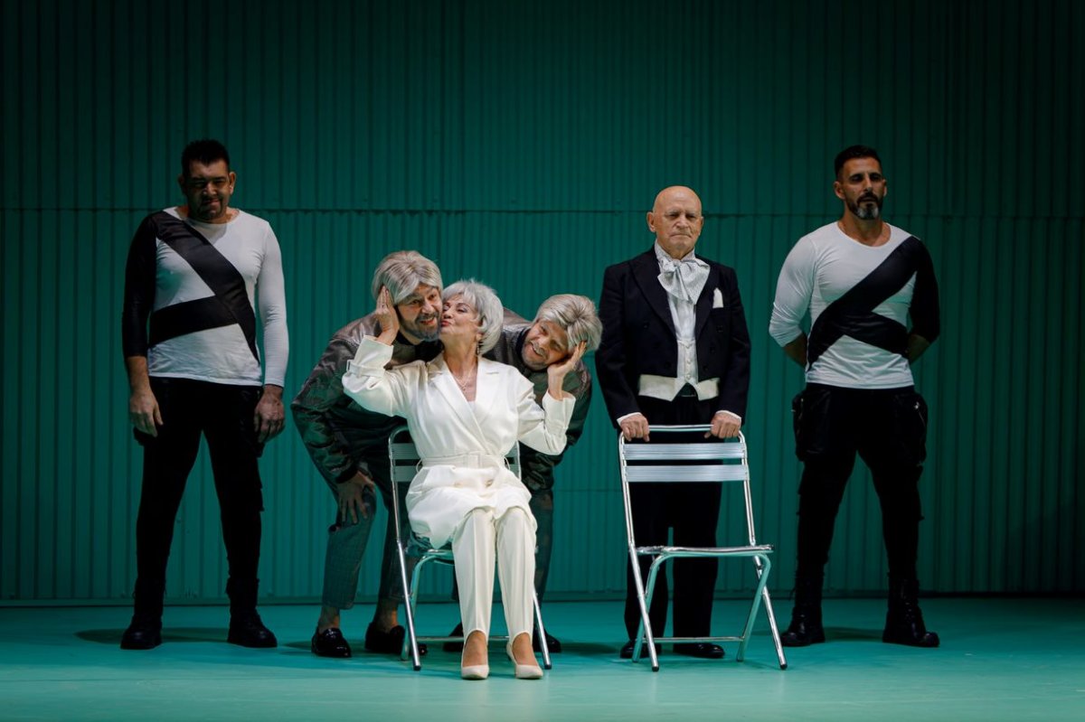 Az öreg hölgy bosszújának hosszú útja – Két művésze jubileumát is ünnepelte a premierrel a Szigligeti Színház