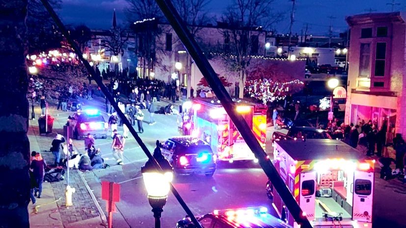 FRISSÍTVE – Autó hajtott egy karácsonyi felvonulás résztvevői közé az Egyesült Államokban, több személy életét vesztette