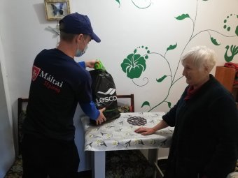 Járványban sem pihen a máltai angyal: rászorulóknak, időseknek visznek ajándékokat a szeretetszolgálat vásárhelyi önkéntesei