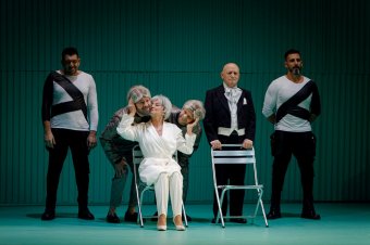 Az öreg hölgy bosszújának hosszú útja – Két művésze jubileumát is ünnepelte a premierrel a Szigligeti Színház