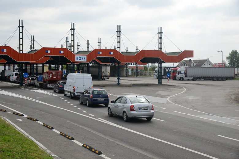 FRISSÍTVE – Határátkelőknél tartott házkutatást a DNA, korrupcióval gyanúsított határőrök vannak célkeresztben