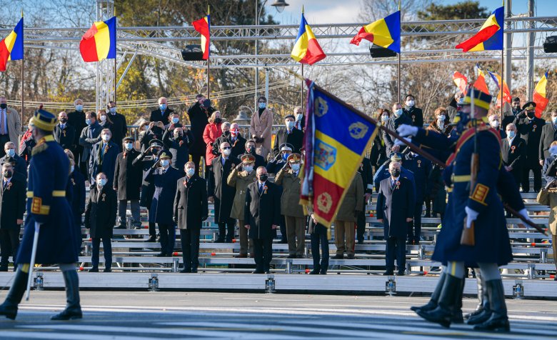 Létszámkorlátra fittyet hányva, katonai parádéval ünnepelték a román nemzeti ünnepet