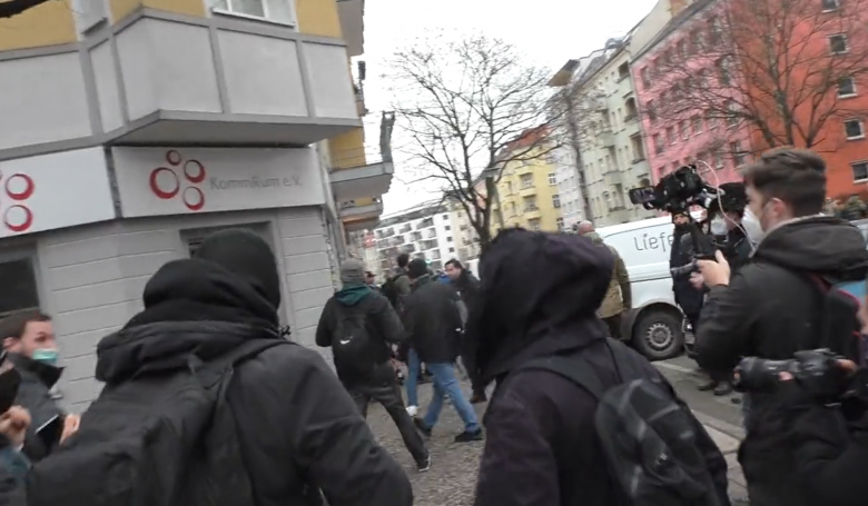 Újságírókra támadtak, rendőrökkel dulakodtak oltásellenesek Berlinben