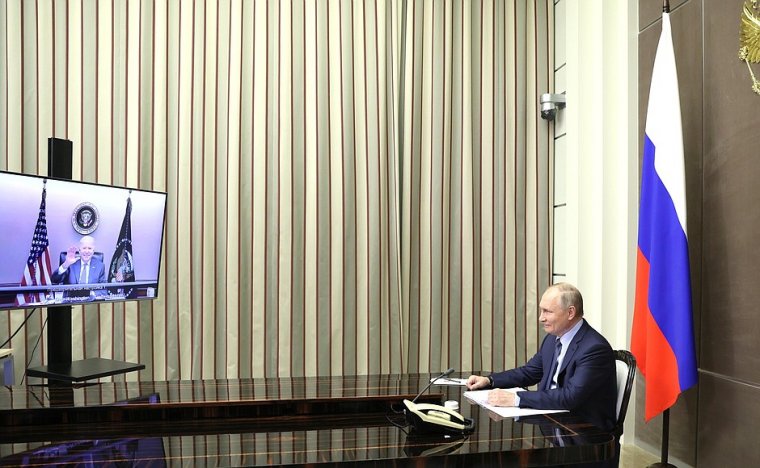 Putyin elutasította az „amerikai hisztériakeltést” a Bidennel folytatott telefonbeszélgetésen
