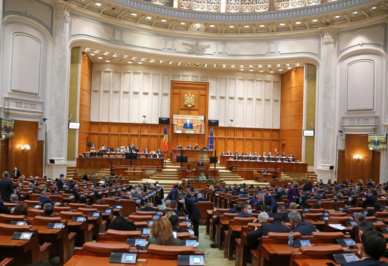 Megtiltanák a törvényhozóknak az ülések élő közvetítését, Simion fütyül a házszabályra