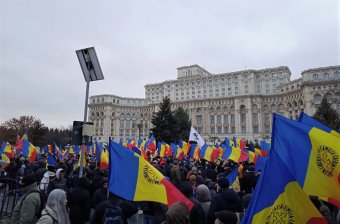 Autókat rongáltak a Covid-igazolvány és a korlátozások ellen tüntetők a parlament udvarán