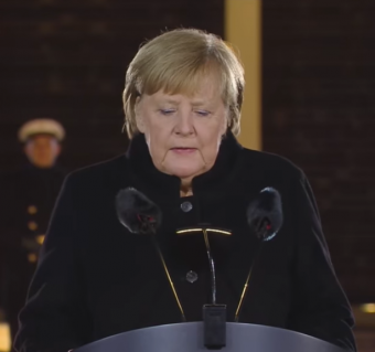 Zenés katonai parádéval búcsúztatta Angela Merkelt a német hadsereg (VIDEÓ)