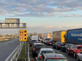 Ismét hosszú kocsisorok alakultak ki a nagylaki határátkelőnél, a román hatóságok a magyar felet okolják
