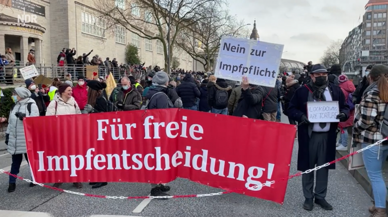 Több ezer oltásellenes vonult utcára német városokban, de ellenük is tiltakoztak