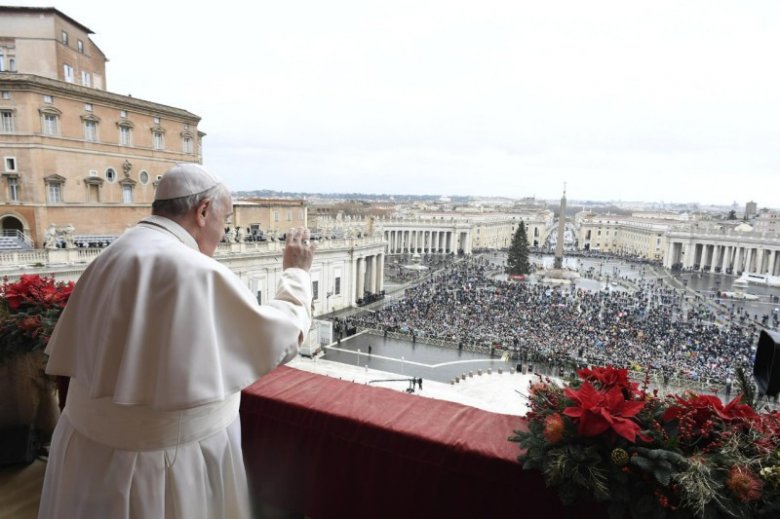 Ferenc pápa bezárkózás helyett párbeszédet szorgalmazott karácsonyi beszédében