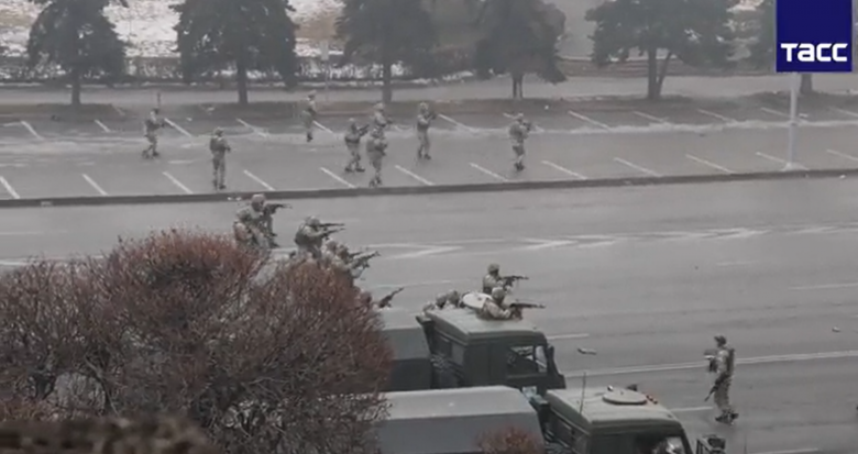 A tüntetők közé lőtt a hadsereg Almatiban, Moszkva szerint kívülről szítják a feszültséget Kazahsztánban