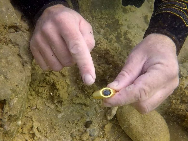 Kincsekkel teli hajóroncsokat találtak Izraelben a tenger mélyén