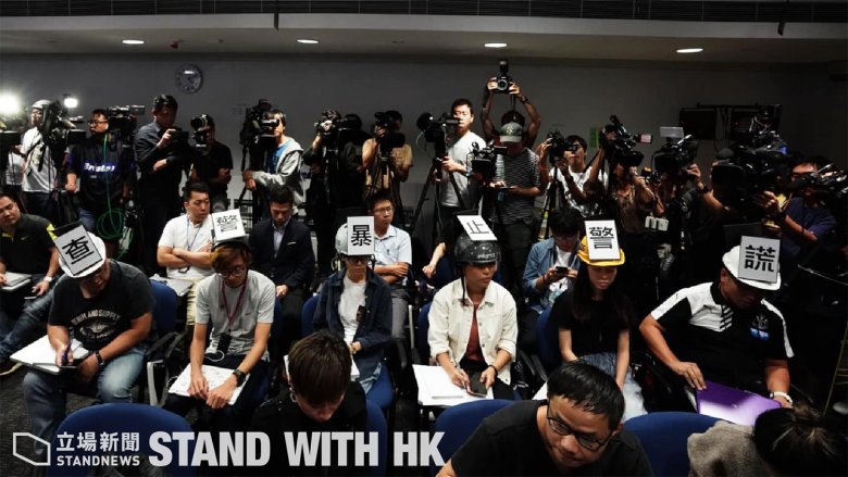 Egy hongkongi ellenzéki hírportál több munkatársát is őrizetbe vették „felforgató anyagok” miatt