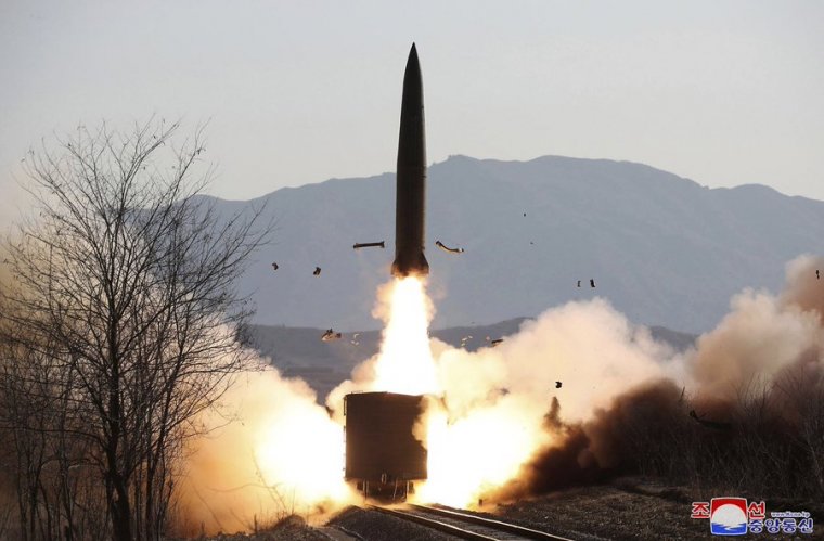 Elítéli a rakétakilövéseket, a tárgyalások folytatására szólítja Phenjant az amerikai, a dél-koreai és a japán külügyminiszter