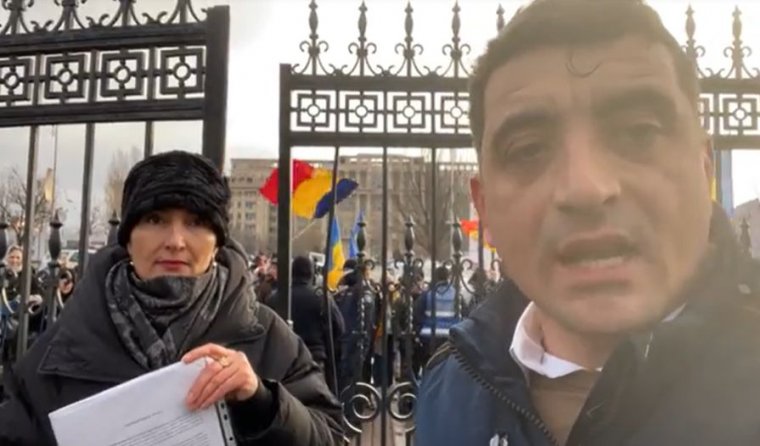 Bennfentesek juttatták be a parlament udvarára a tüntetőket – A belügyminiszter lemondását követelik