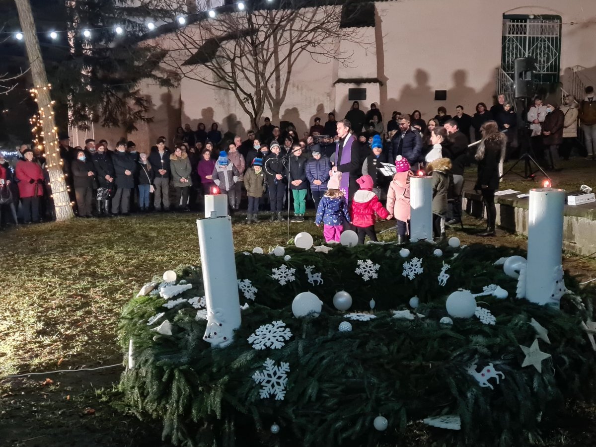 Közös ünnepvárások Erdélyben: első alkalommal állítanak adventi koszorút Szamosújvár főterén