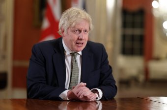 Boris Johnson elnézést kért a koronavírus-járvány elleni korlátozások megsértéséért, de nem szándékozik lemondani tisztségéről