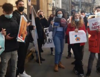 Utcára vonultak a diákok: az oktatási minisztérium előtt tüntetnek az ösztöndíjakért