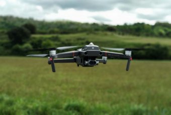 Egyre nagyobb veszélyt jelentenek a légiközlekedésre a drónok, Kolozsváron incidens is történt