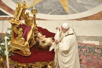 A feltűnési vágytól uralt világban „láthatatlan kicsik” szeretetéről beszélt a pápa szenteste