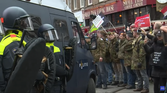 Rohamrendőrök oszlattak fel egy korlátozások elleni tüntetést Amszterdamban