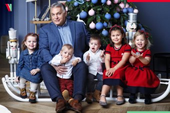 Unokái körében kíván áldott karácsonyt Orbán Viktor