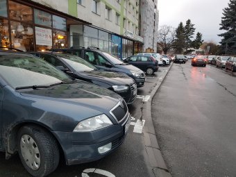 Tervezet: a rendőrség nemcsak az úttestről, hanem a járdáról is elszállíthatja a szabálytalanul parkoló autókat