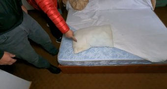 Piszkos ágynemű, rozsdás hűtő: számos rendellenességet találtak a fogyasztóvédők a hegyvidéki szálláshelyeken (Videó)