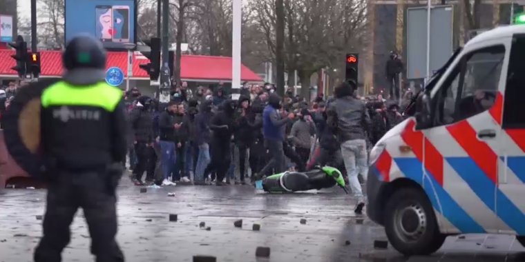 Újabb 130 személyt vettek őrizetbe Hollandiában a kijárási tilalom elleni tüntetés miatt