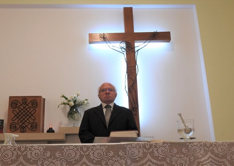 Isten papjaként nem lehet nyugdíjba menni – Beszélgetés a Hit Pajzsa díj kitüntetettjével, Jakab Gábor kolozsvári plébánossal