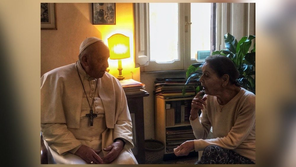 Ferenc pápa holokauszt-túlélő magyar írónőt látogatott meg otthonában