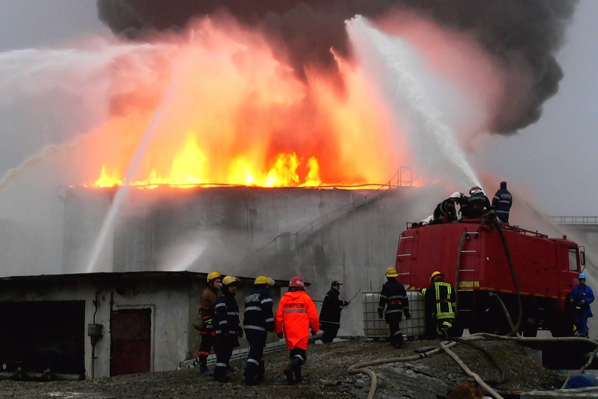 Hegesztőgép miatt keletkezett tűz egy Prahova megyei kőolaj-feldolgozó üzemben, ketten súlyosan megégtek