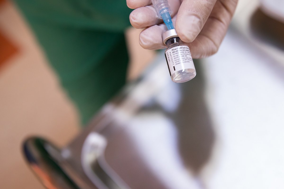 Több mint félmillió Pfizer–BioNTech vakcina érkezik hétfőn Romániába