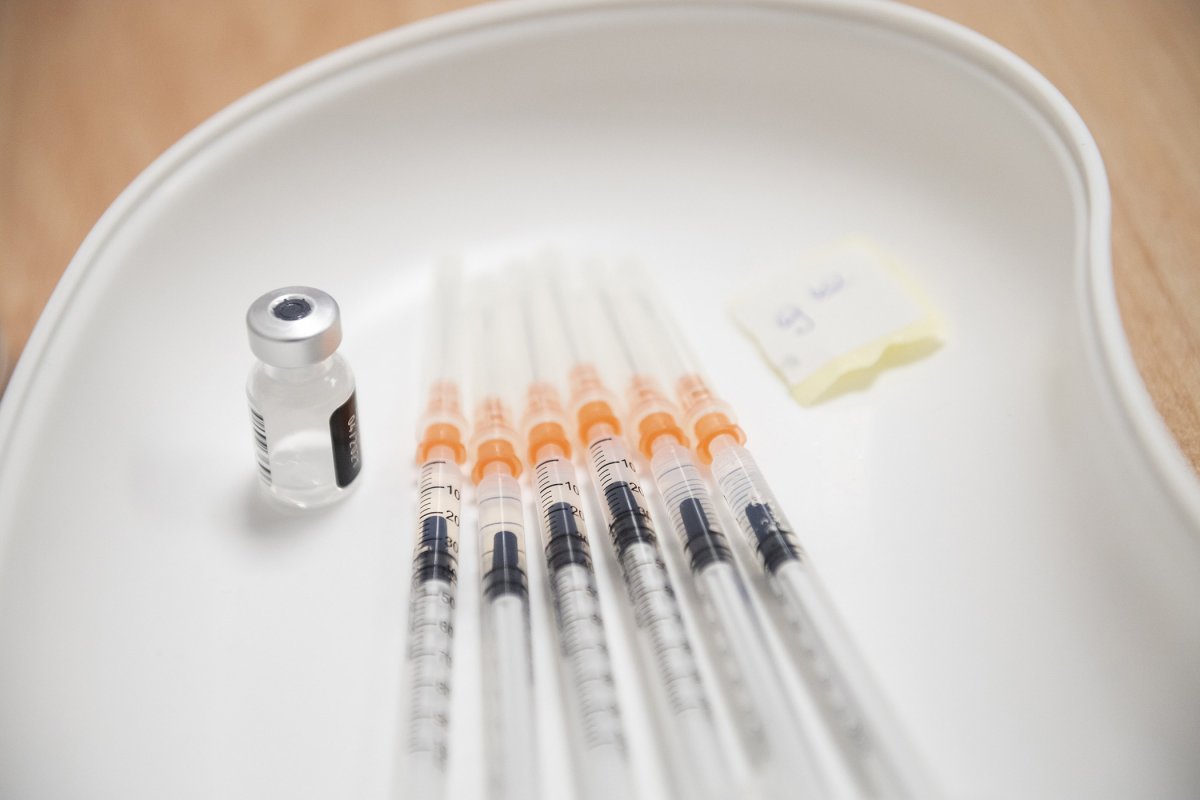 Gyógyszerügynökség: nincs kapcsolat a Pfizer/BioNTech vakcinája és a beoltásokat követő halálesetek között