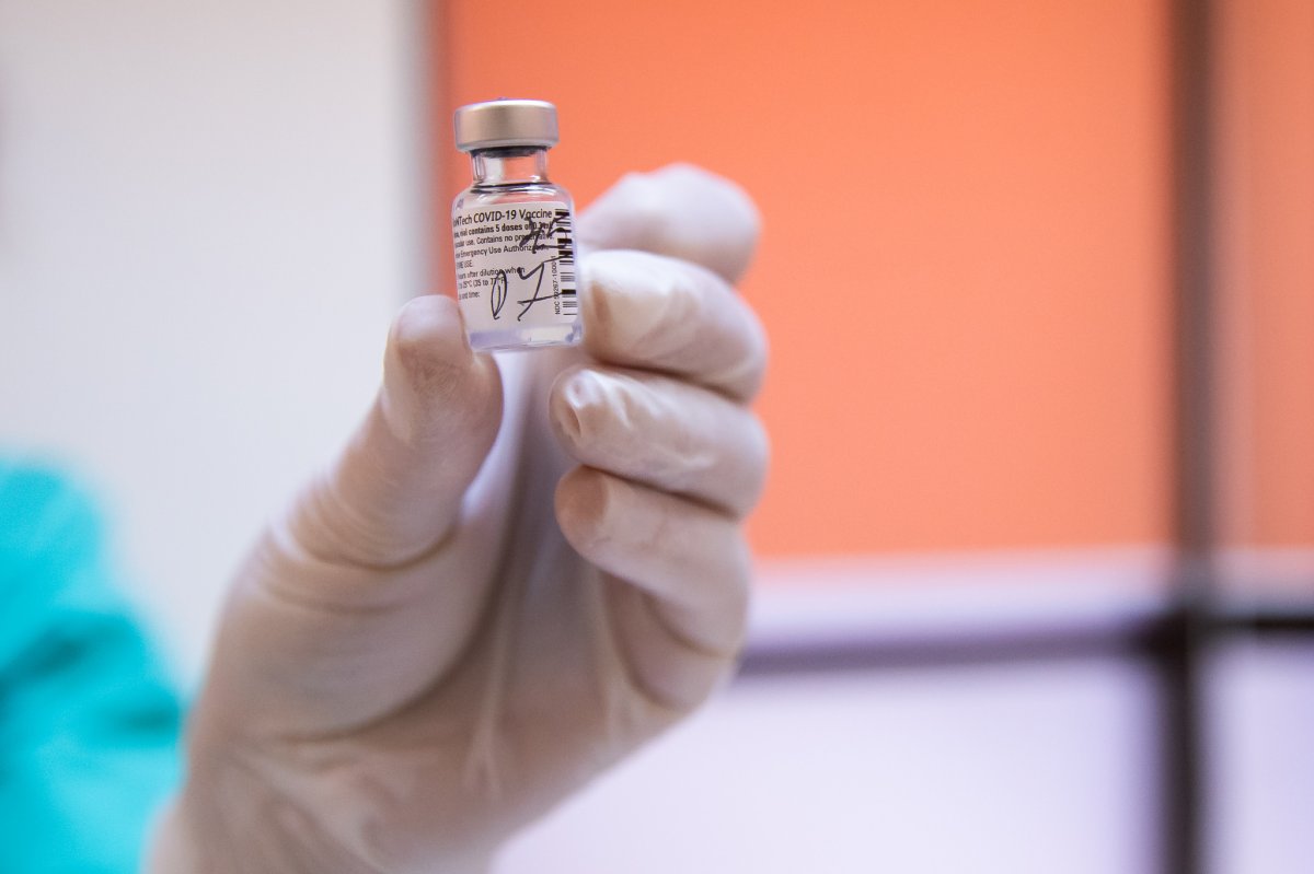 Hétfőn több mint 200 ezer dózis Pfizer BioNTech vakcina érkezik Romániába