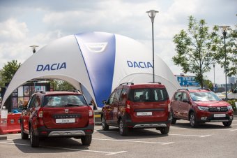 A Dacia üzem több ezer alkalmazottja tüntetett béremelést követelve